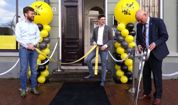 <p>Lesly Brons, Aleid Kanis en Bort Koelewijn bij de opening</p>