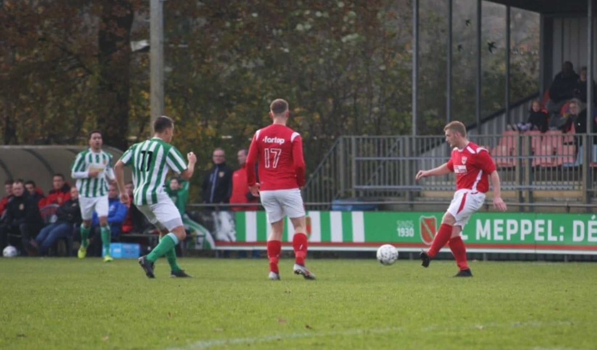 Martijn van der Heide (r) in actie namens DESZ op 23 november 2019 in het uitduel bij FC Meppel. 
