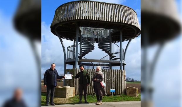 overhandiging cheque natuurvereniging IJsseldelta aan staatsbosbeheer