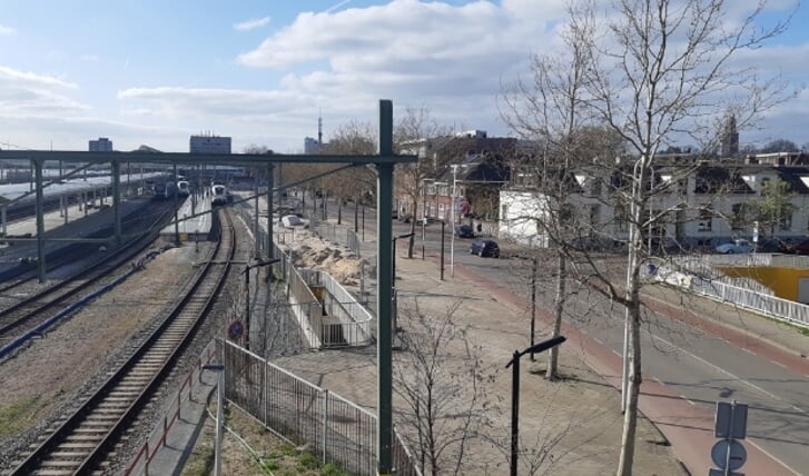 Onderdeel van de werkzaamheden is het verleggen van het buitenste spoor bij station Zwolle (spoor 16) in de richting van de Oosterlaan. 