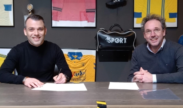 links Roy Bakker en rechts Anne Besseler, bestuurslid voetbaltechnische zaken