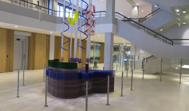 De hal van het nieuwe gemeentehuis.