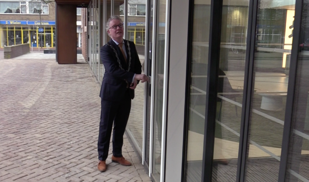 De heropening van het gemeentehuis door burgemeester Gebben.