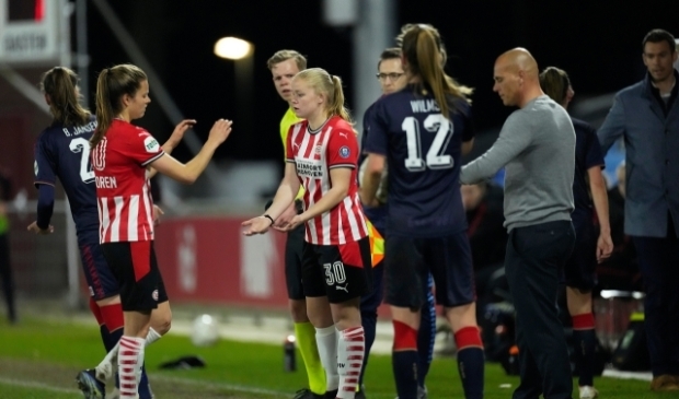 <p>Janneke Verheijen: 'Het was supermooi toen ik langs het veld stond en besefte dat ik erin mocht.' (Foto: PSV Media).</p>