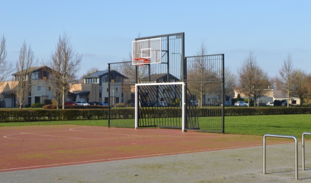 Basketbal in het Noaberpark in Biddinghuizen.