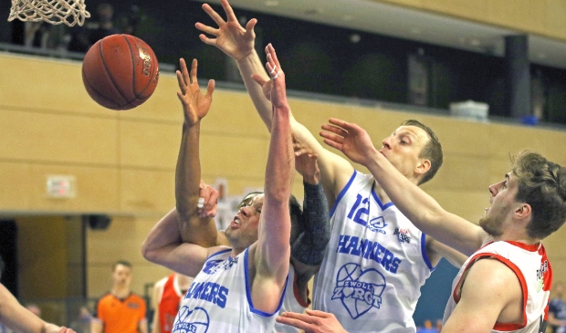 <p>Gevecht om de bal met Noah Dahlman en Ralf de Pagter (12) namens Landstede Hammers.</p>