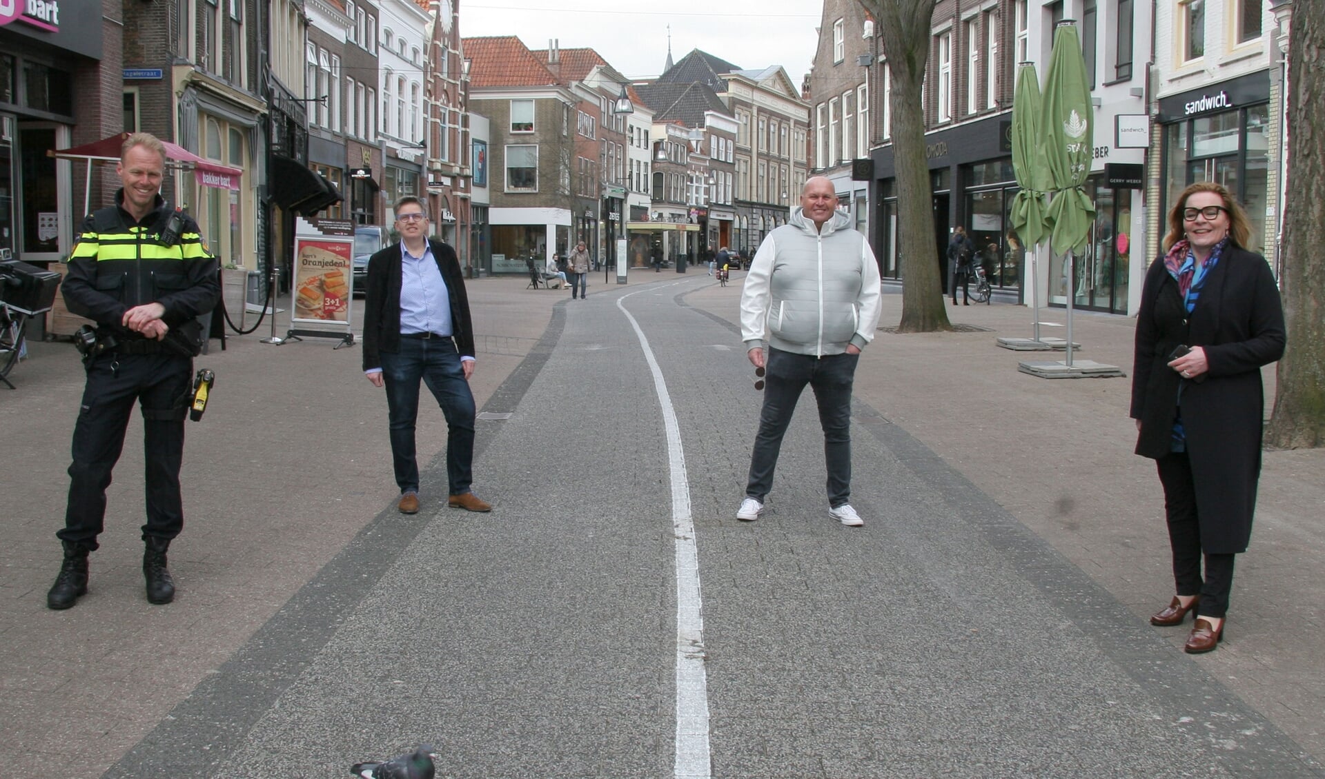 V.l.n.r. Sander van der Noort, politie, voorzitter KVO W Christa Westerhof, voorzitter KVO U Mark Corporaal en binnenstadsmanager Aukje Grouwstra.