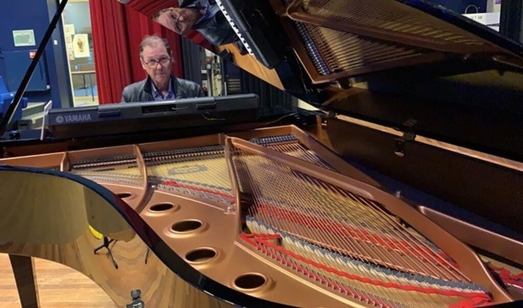 Pianoleeuw Herman Wolters tijdens de filmopnames van zijn Youtube les.