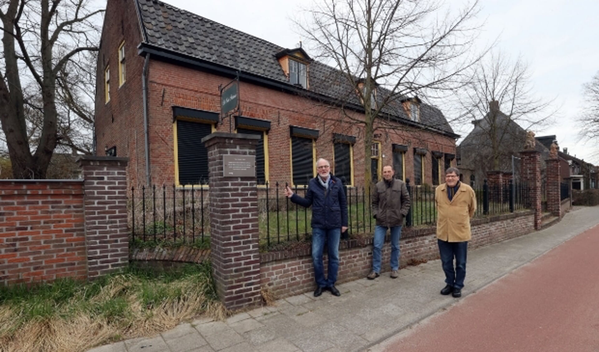 Vlnr: Jan van den Boom, Louis Schats en Ton van den Hurk van de Stichting Veldhoven-Dorp Historisch Bekeken.. FOTO: Bert Jansen.