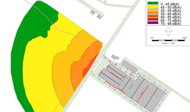 Rechts de boerderij, links de mogelijke geluidsoverlast in de nieuwbouwwijk.