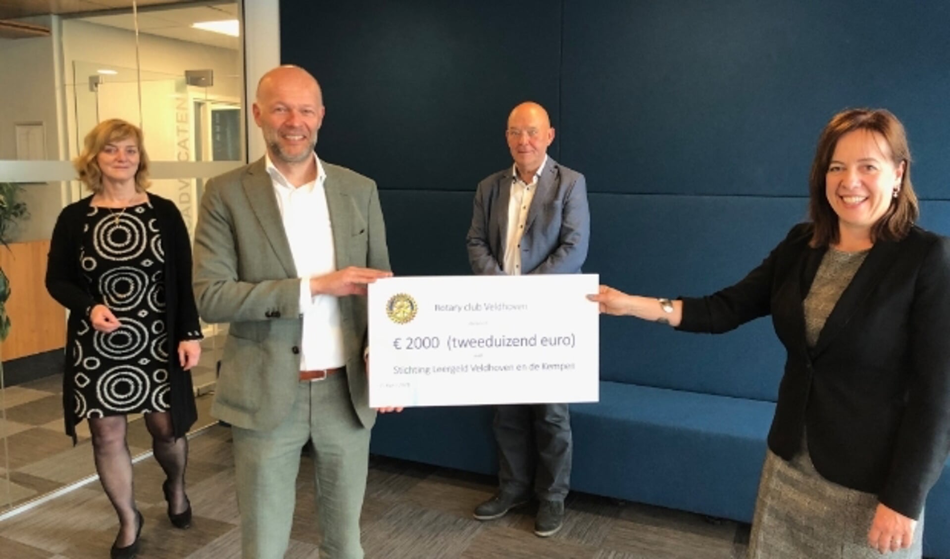 Erik Vannisselroy, voorzitter van Rotary Veldhoven en Angela van Gerwen, voorzitter van Stichting Leergeld, tonen met trots de cheque.