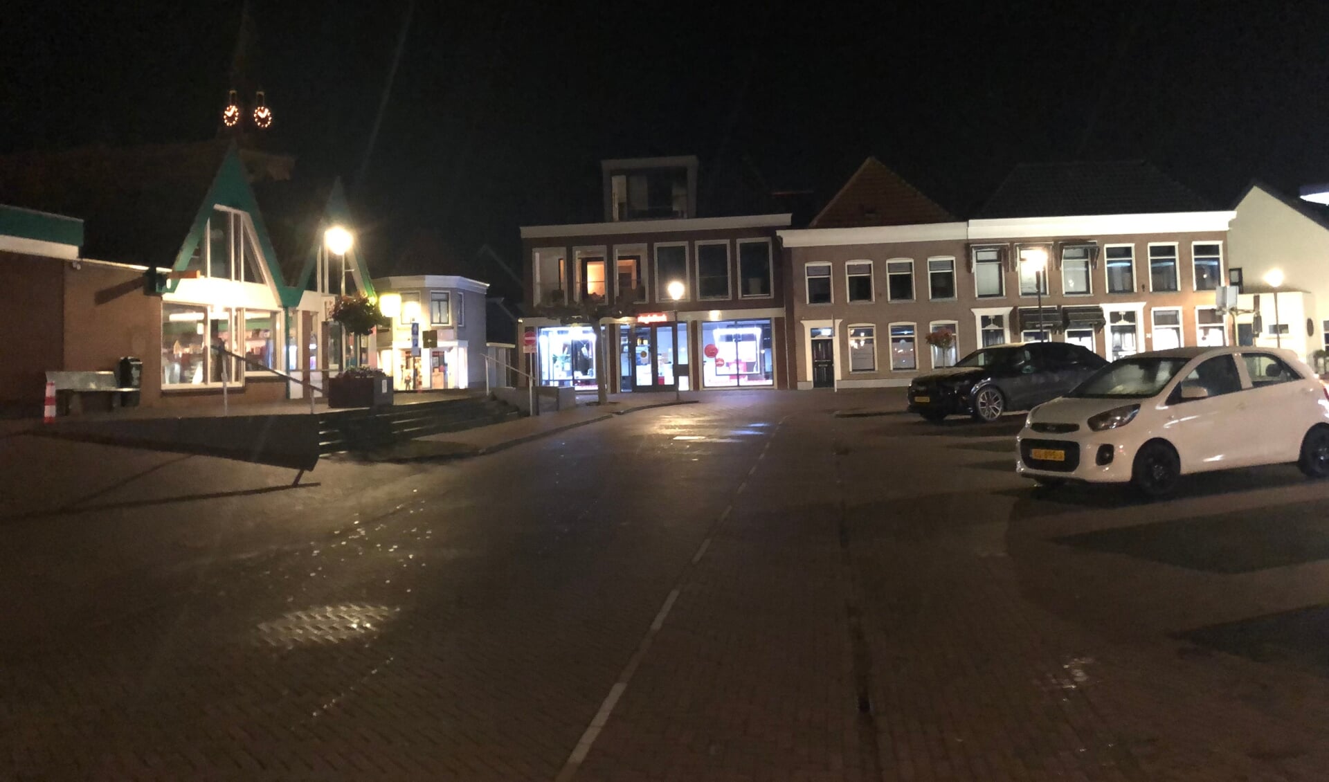 Lege straten in Genemuiden tijdens de avondklok.