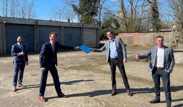 van links naar rechts wethouder Stephan Nienhuis, wethouder Wolbert Meijer, Maarten Reeze en Henk Bakker (beide namens Van Wijnen Projectontwikkeling)