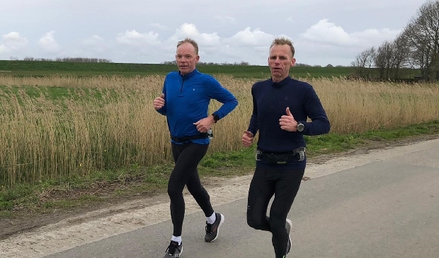 <p>Herman Bruins (l) en Gerhard van Vilsteren tijdens de Kamper marathon.&nbsp;</p> 