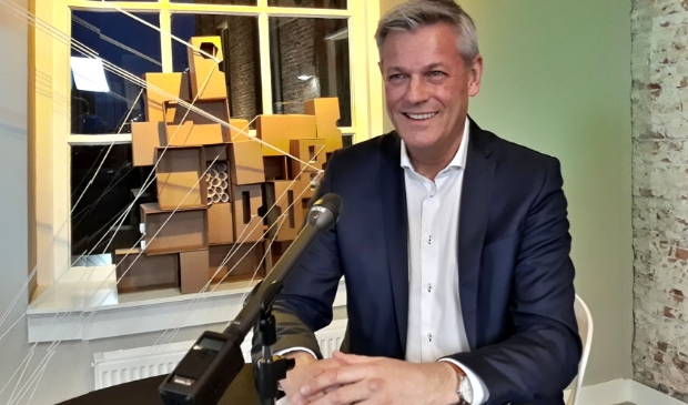 <p>Notaris Harry Goedegebure tijdens de opname in de Stadskazerne</p>