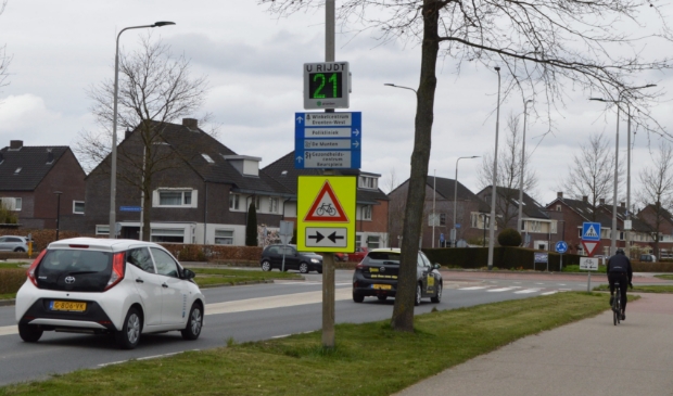 <p>Smileybord bij de veelbesproken rotonde.</p>