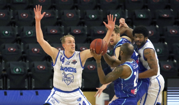 Kevin Bleeker (14) en Kayel Locke in de verdediging tegen Donar.