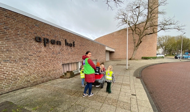 pedagogisch medewerker en kinderen bij de Open Hof