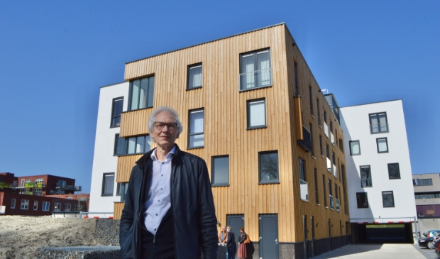 <p>Architect Anton Brink bij het appartementengebouw aan De Morinel.</p>