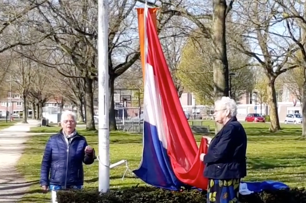 Annie Hagen en Lucie Pietersma hijsen de vlag in Swifterbant.