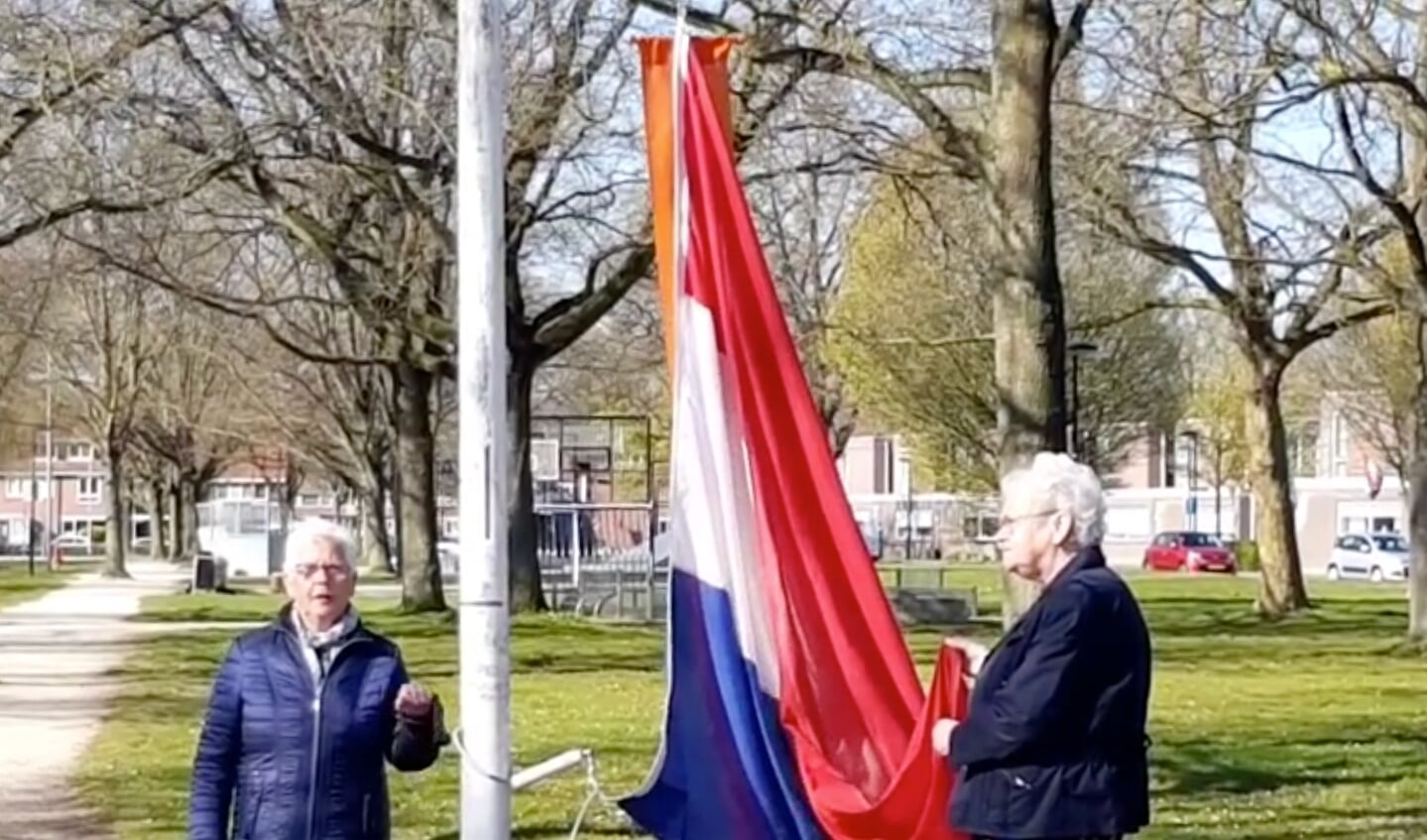 Annie Hagen en Lucie Pietersma hijsen de vlag in Swifterbant.
