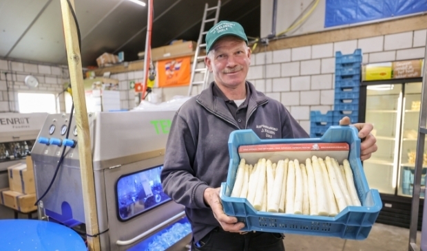 <p>Veldhovense aspergekweker John Kelders: 'Asperges houden geen rekening met het weekend.'</p>