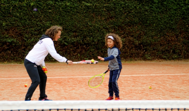 <p>Manon Jonker tijdens de open dag met Mayson Angelista, 'een talentje' volgens de tennisleraar.</p>