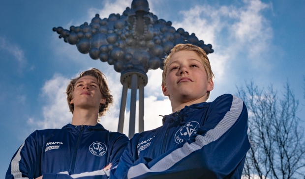 <p>Vince van der Pal (links) en Storm Boxum, zwemtalenten van SWOL 1894 die alles voor de sport opzij zetten.</p>