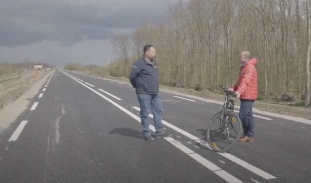 Jorgen van de Torre (links) bij de heropening van de dijk.