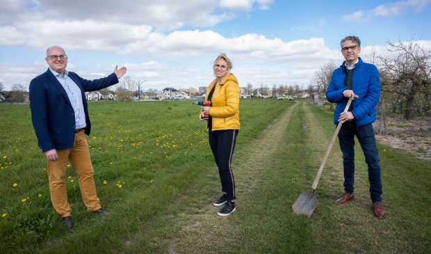 <p>Wethouder Peter van Bergen en de initiatiefnemers Karen de Vrij en Duco van Dijk.</p>
