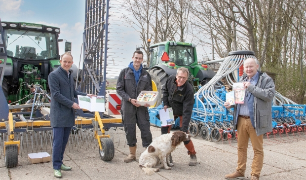<p>Vlnr: Wethouder egge Jan de Jonge; de biologische agrariërs Jur en Jan Veenink; Hans Polet, vestigingsadviseur en bedrijfscontactfunctionaris van de gemeente Zeewolde.</p>
