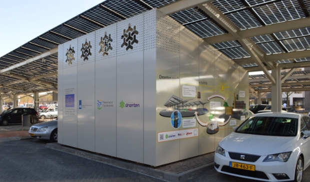 De zonnepanelen en de batterij achter het gemeentehuis.