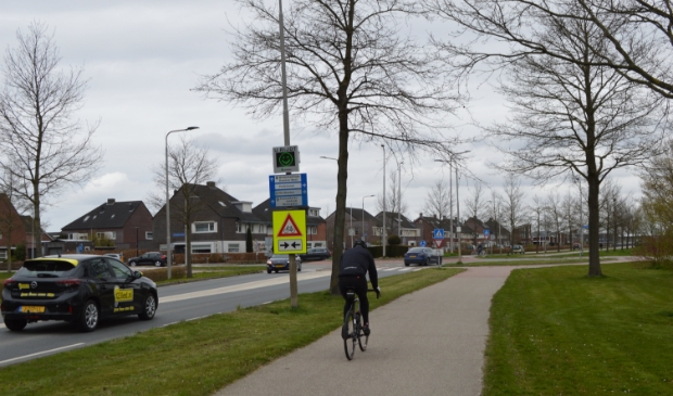 Het tijdelijke bord bij de rotonde in Dronten-west.