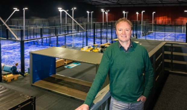 <p>Diederik Meijntjes kan niet wachten tot er gespeeld mag worden op de zes indoorbanen van Play Padel Club in de IJsselhallen. Linksonder de container die dienst gaat doen als entreebalie/horecaverkooppunt.</p>