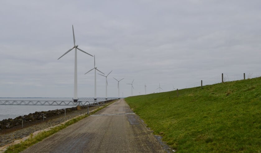 Windmolens langs de IJsselmeerdijk.