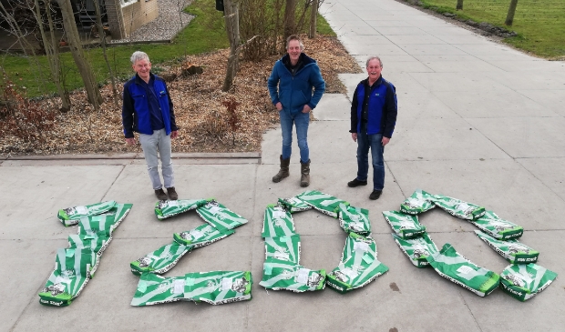 <p>veldmedewerkers Herman van der Wal en Arie Keijzer samen met agrariër en deelnemer van het Agrarisch Natuur- Landschapsbeheer Jos de Jong bij de symbolische 1200 kg. zaaizaad.</p>