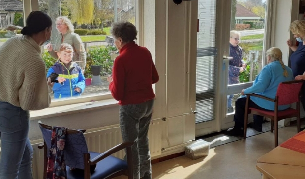 De ouderen binnen, de kinderen buiten.