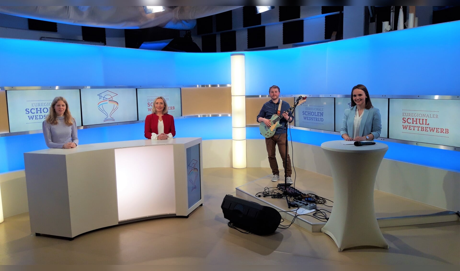 De prijsuitreiking van de Euregionale Scholenwedstrijd vond plaats in een televisiestudio in Duisburg. V.l.n.r. Heidi de Ruiter, Margot Ribberink, August Klar en Sina Kuipers.