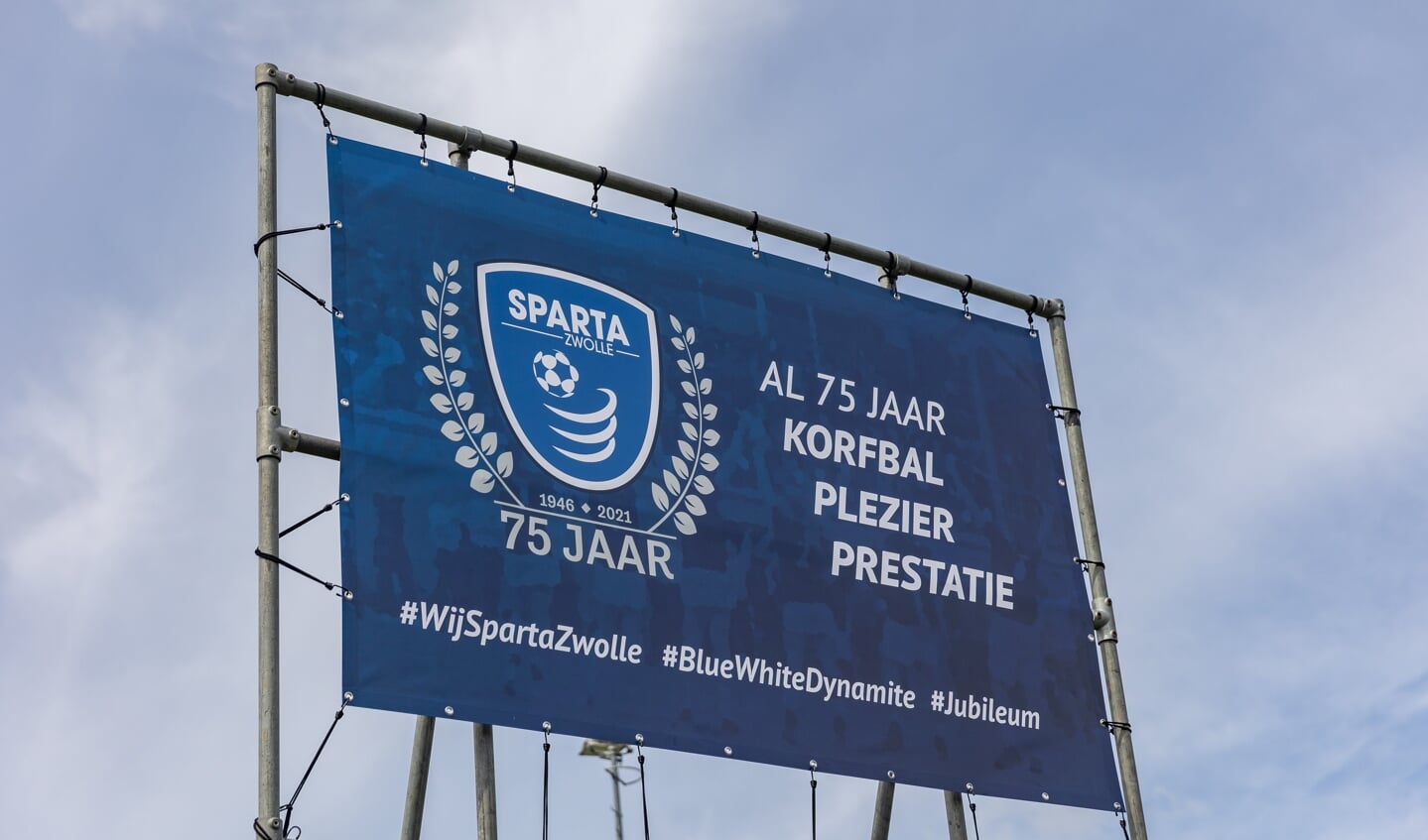 Spandoek ter ere van het 75-jarig bestaan van korfbalvereniging Sparta Zwolle. Onthuld op het sportpark in Stadshagen.