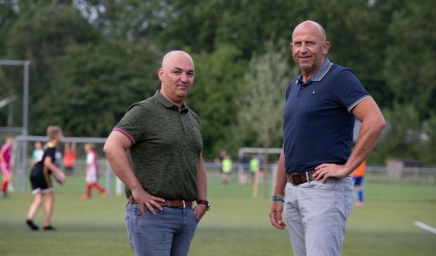 <p>Robertjan de Wilde (l) en trainer Jan Okke Koers. </p>