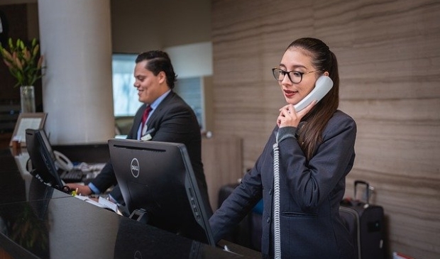 Receptionist en baliemedewerker behoren tot de minst kansrijke beroepen.