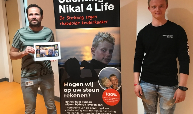 2 mensen,, overhandiging cheque