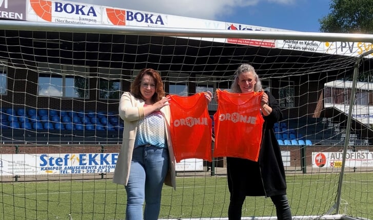 Annoeska Karman (l) en Frida Knul hebben nu al zin in het Oranjefestival bij KHC. 