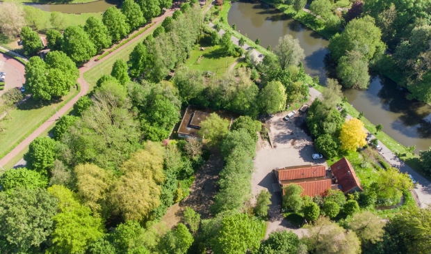 Het terrein van de Jehova's links op de foto.