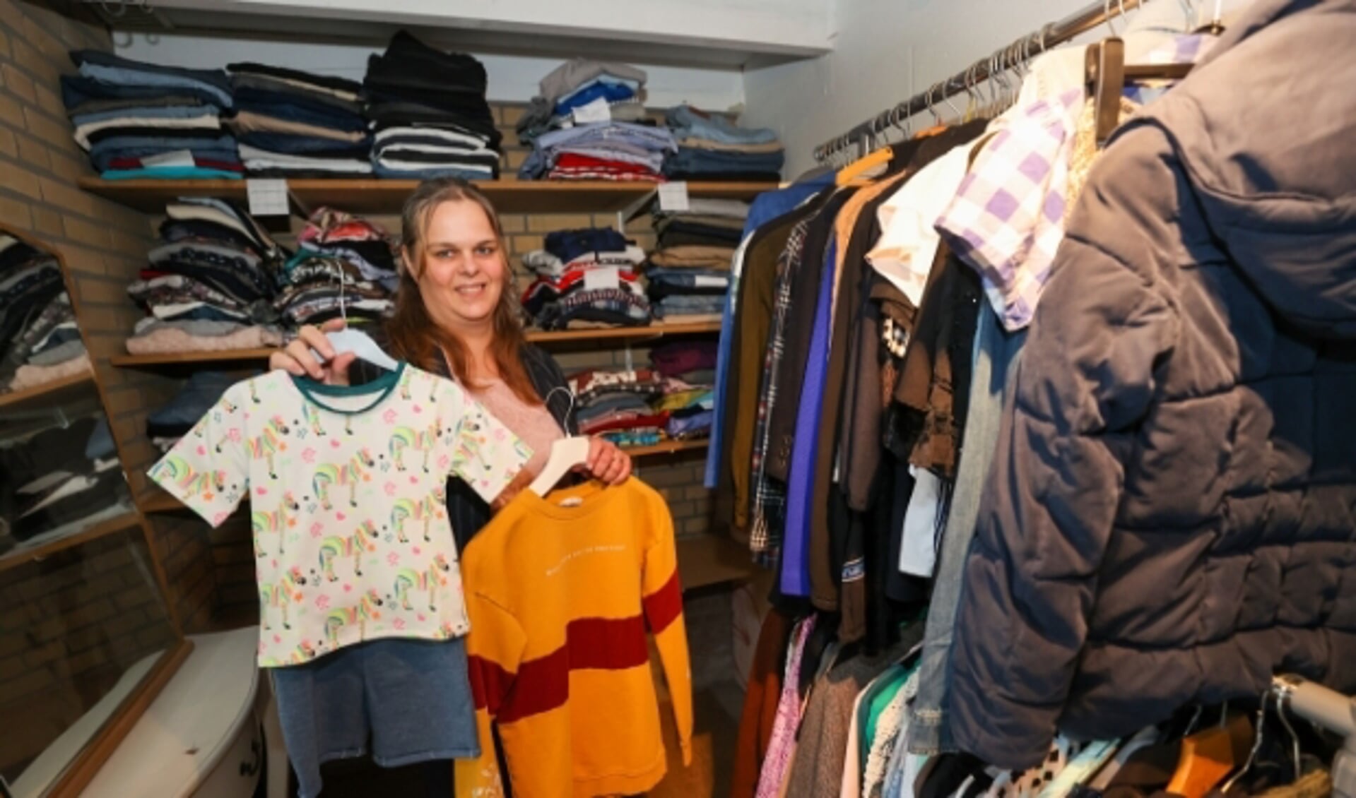 Omdat de Wintelrese veel kleding ontvangt, geeft ze de kleren waar ze geen ruimte voor heeft aan Voedselbank Bladel. 