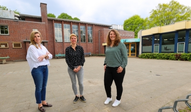 <p>Van links naar rechts: directeur Marieke Tromp, Anja Tutelaers, Laura Neutkens. </p>