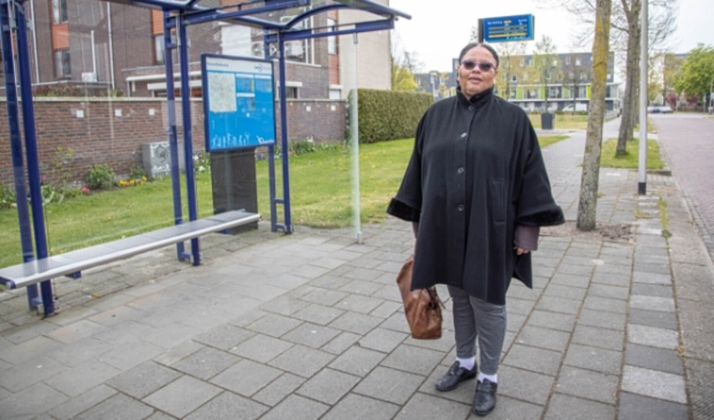 Violet Roosberg  bij 'haar' bushalte aan de  op de Händellaan in Holtenbroek. 