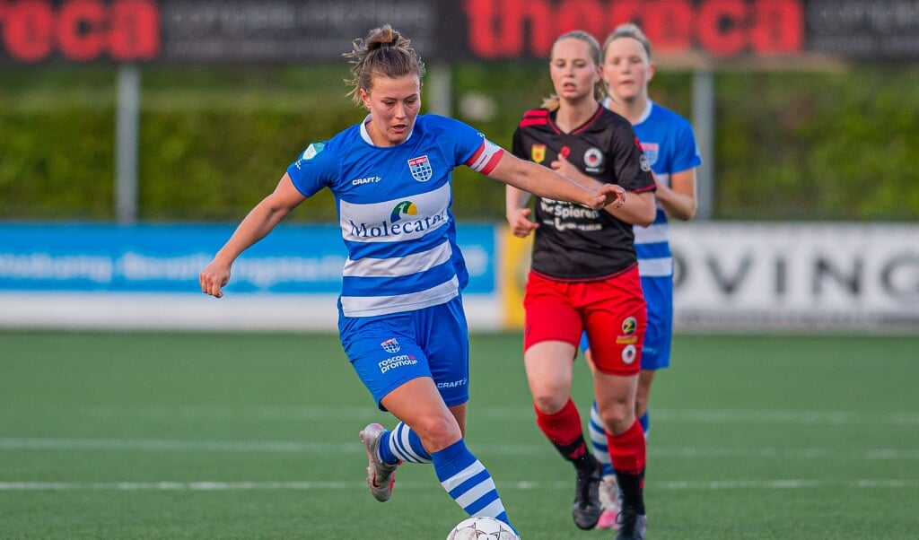 Aanvoerster Dominique Bruinenberg van PEC Zwolle Vrouwen stoomt op in de wedstrijd tegen Excelsior.