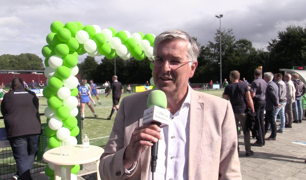 Sportwethouder Ton van Amerongen bij de heropening van het kunstgrasveld van ASVD Korfbal.