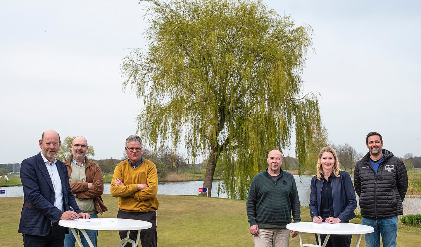 vlnr: Ben Koopman (voorzitter Golfclub Zwolle), Erik van Keulen (Secretaris), Toon Kannekens, Cor van der Weerd, Anje Boogerd, Gerrard Vinke (directeur CSE)